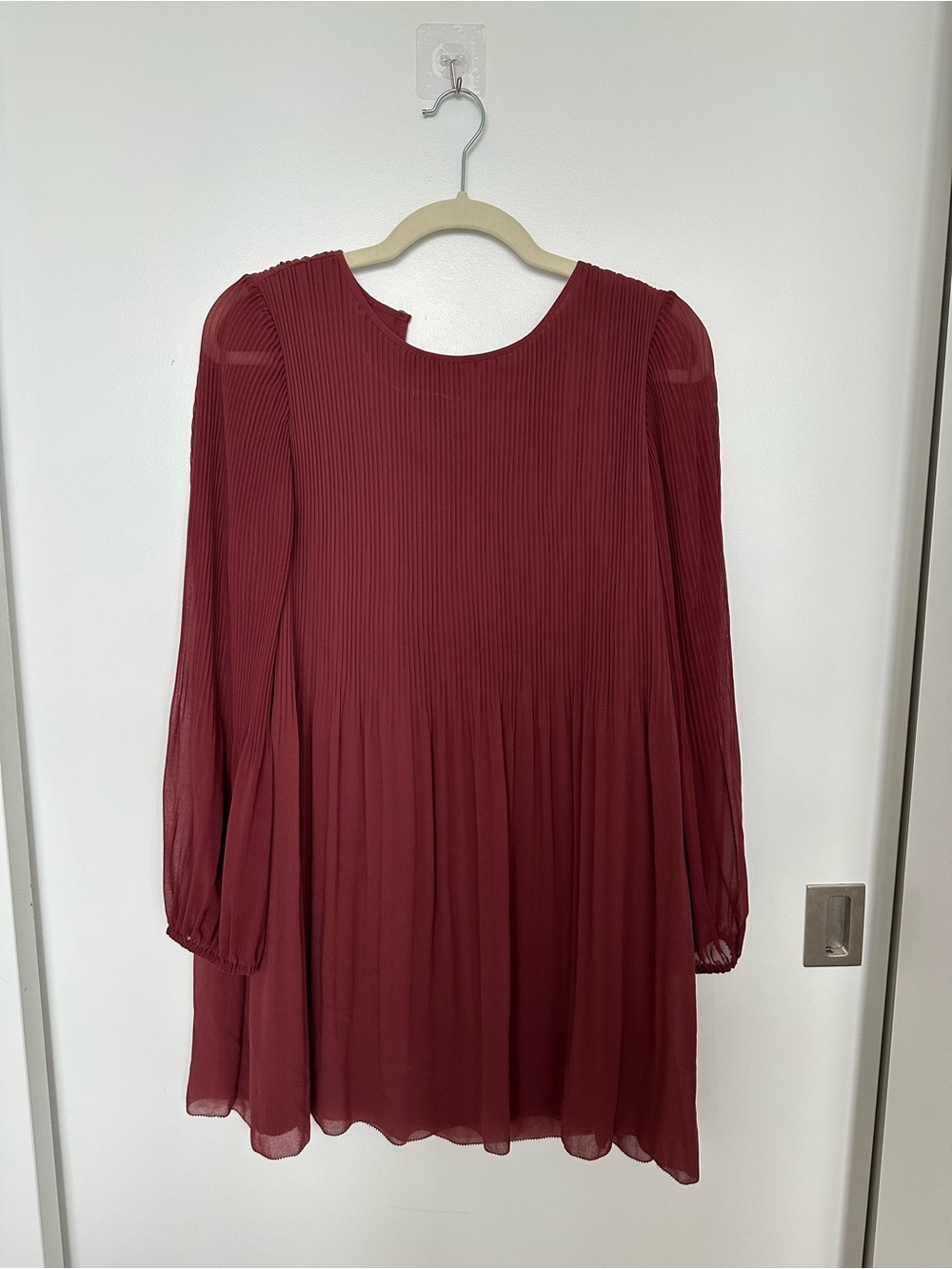 Aritzia Wilfred “Daydreamer Mini Dress” Burgundy Pleated Long Sleeve Shift Dress